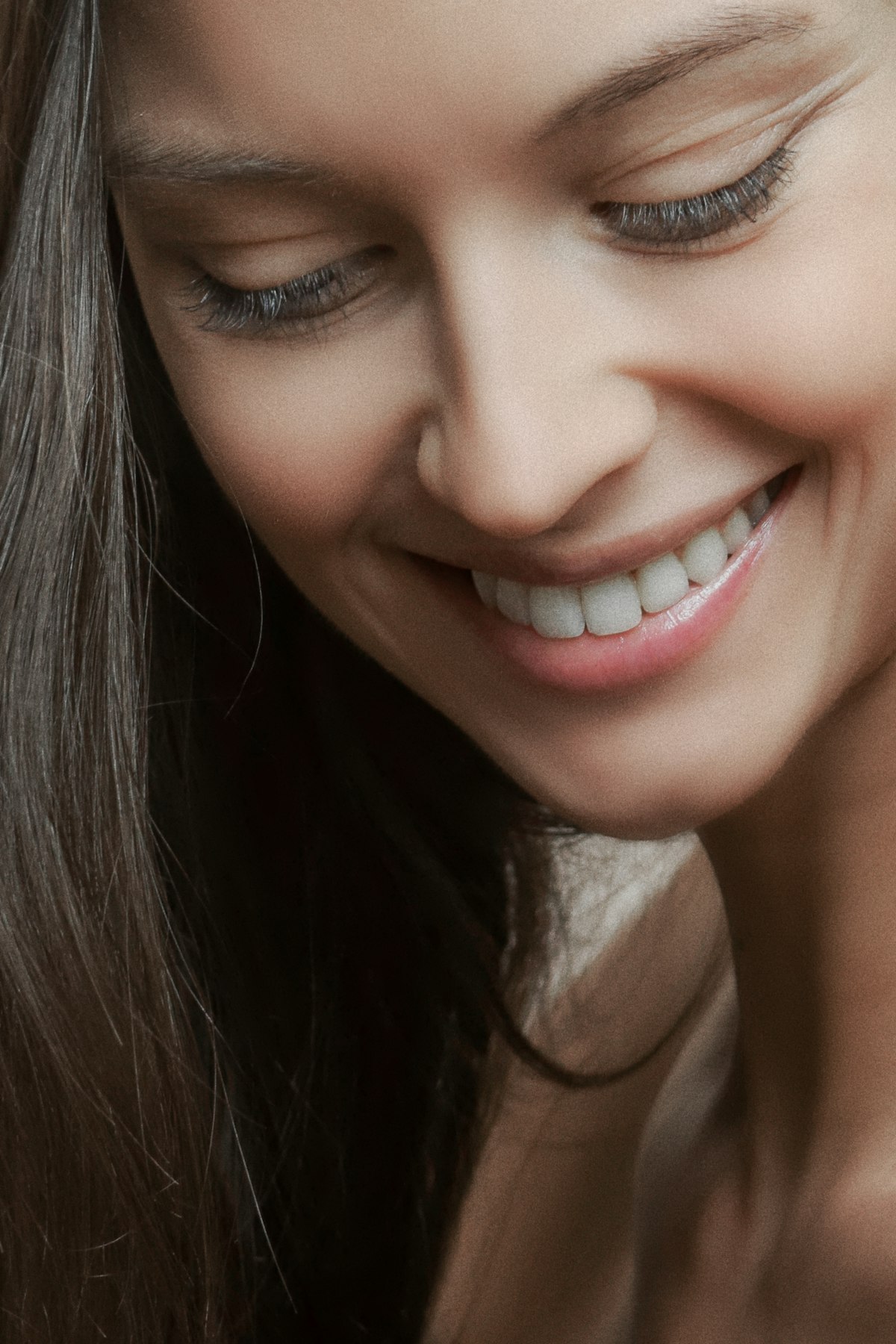 Paciente con una sonrisa radiante tras su tratamiento dental